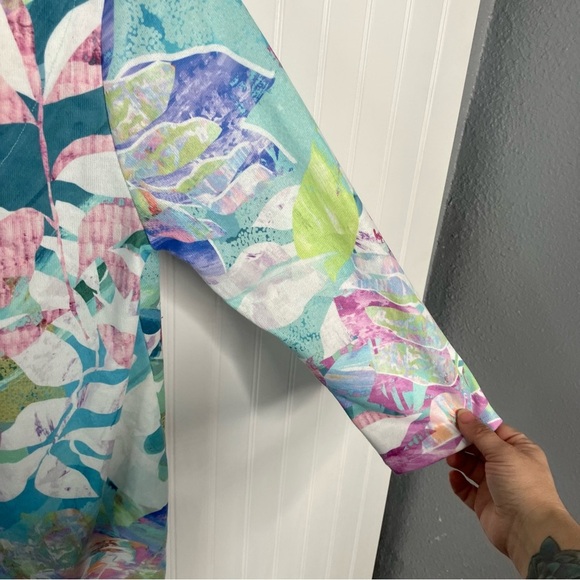 Soft Surroundings Top Small Floral Tropical Multicolor V-neck 3/4 Sleeve Shirt - Picture 9 of 10